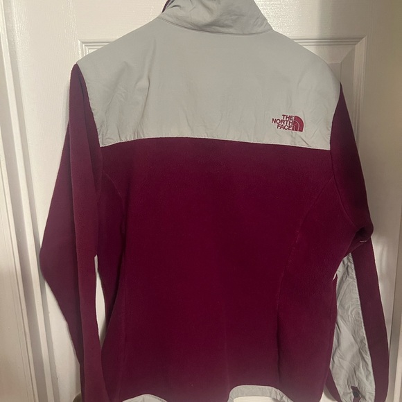 Large Women’s North Face jacket! In Great Shape . - Picture 2 of 3